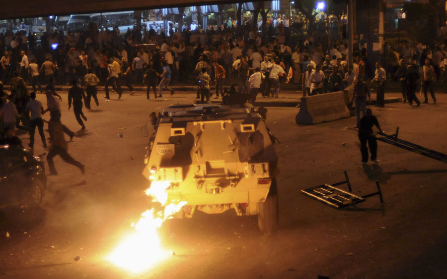 Демонстранты использовали зажигательную смесь для уничтожения военной техники. © MOHAMED ABD EL GHANY/Reuters
