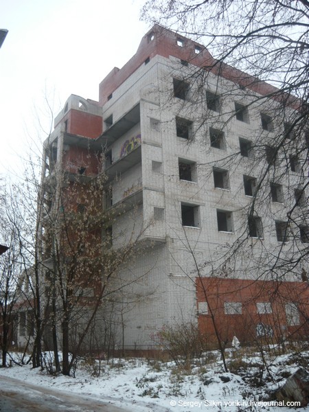 6-ти этажное здание заброшено более 10 лет