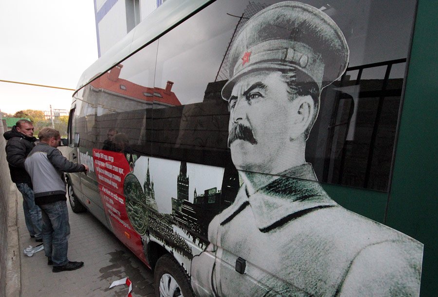 Маршрутное такси с портретом Иосифа Сталина в Севастополе. © Алексей Павлишак/ИТАР-ТАСС