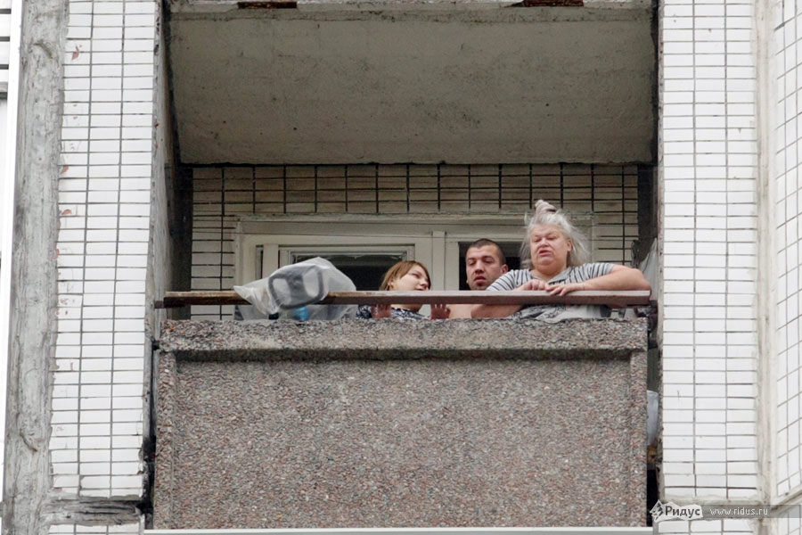 Жители окрестных домов наблюдали за националистами с балконов. © Антон Тушин/Ridus.ru