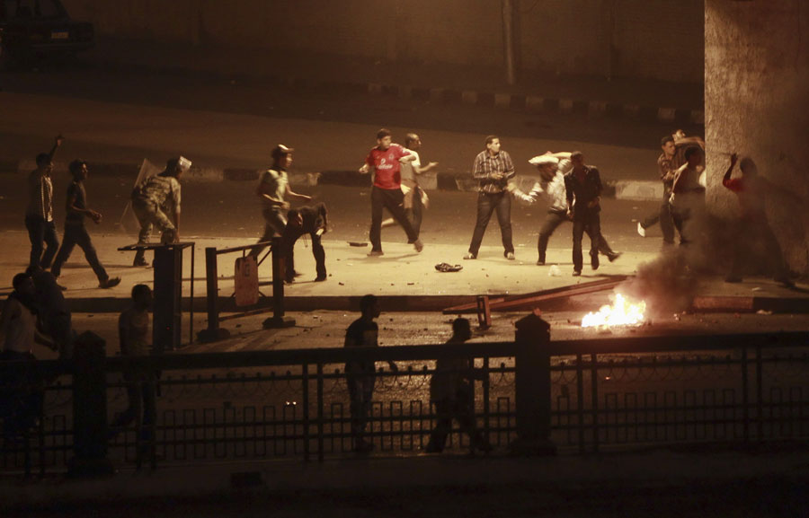 Полиция и стоящие на ее стороне мусульмане тоже любят кидаться камнями. © Amr Abdallah Dalsh/Reuters