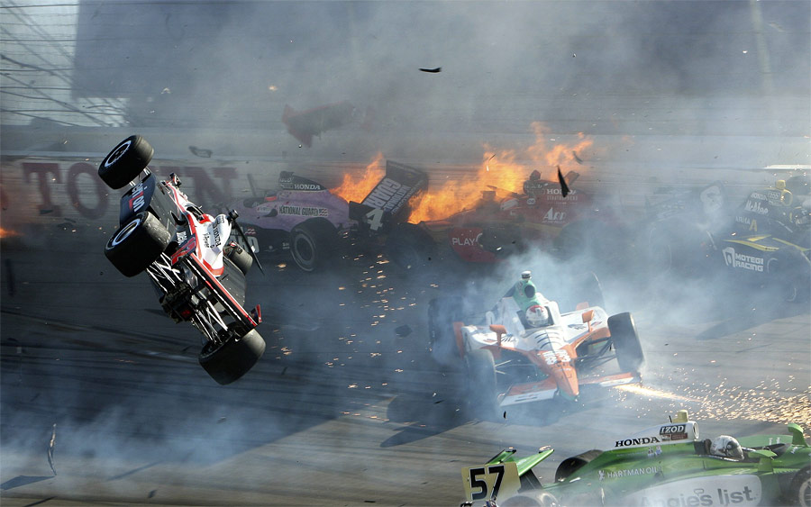 Столкновение 15 болидов на гонке IndyCar в Лас-Вегасе. © Barry Ambrose/Reuters