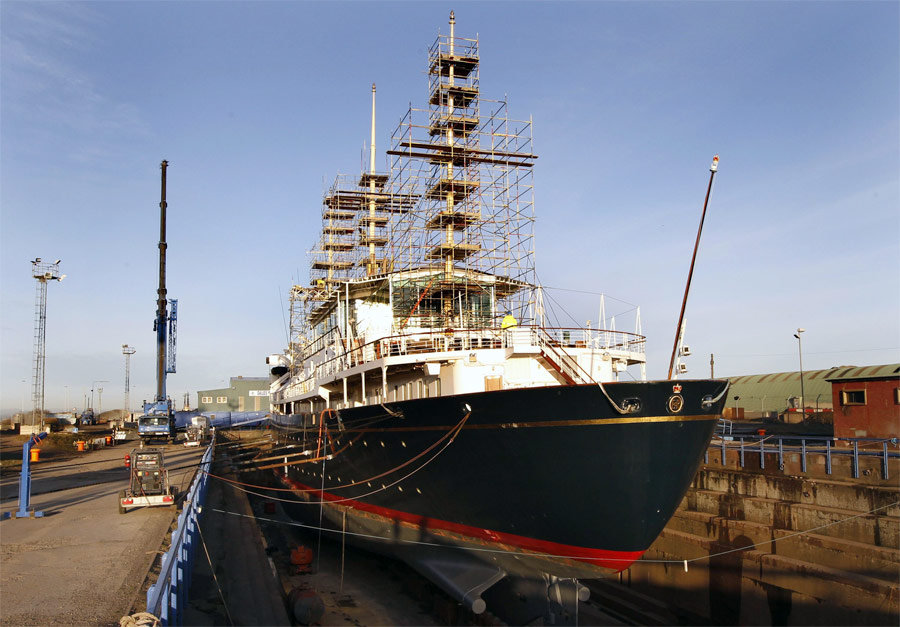 Прежняя королевская яхта «Британия» сейчас стоит на реставрации в сухом доке в Эдинбурге. © David Moir/Reuters