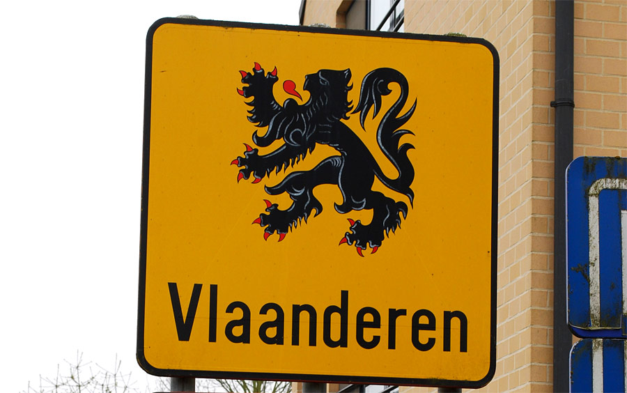 Фламандский лев на дорожном указателе в Бельгии. © kevingessner/Flickr (CC BY 2.0)