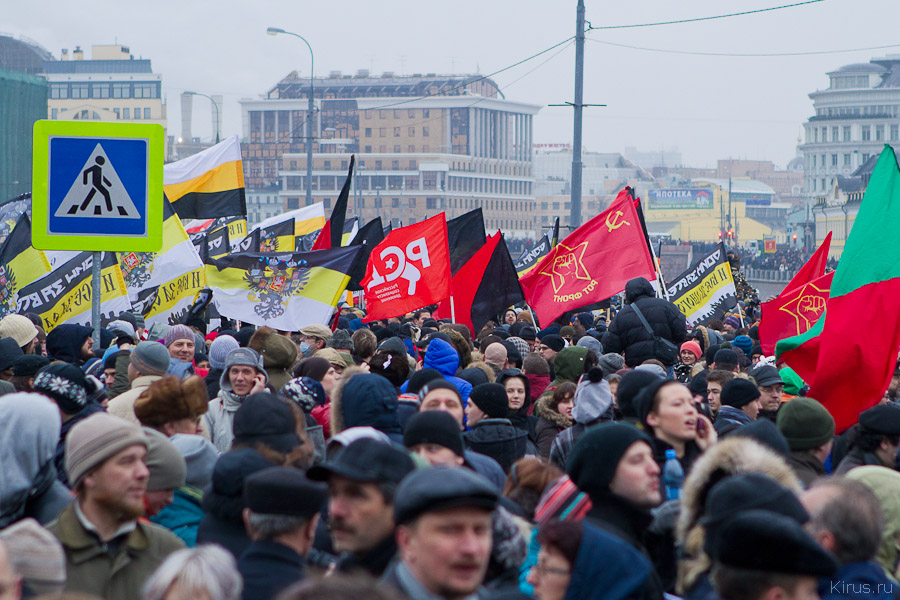 В районе трёх часов на площади появились представители национал-патриотов и стали продвигаться к сцене / © Кирилл Сергеев