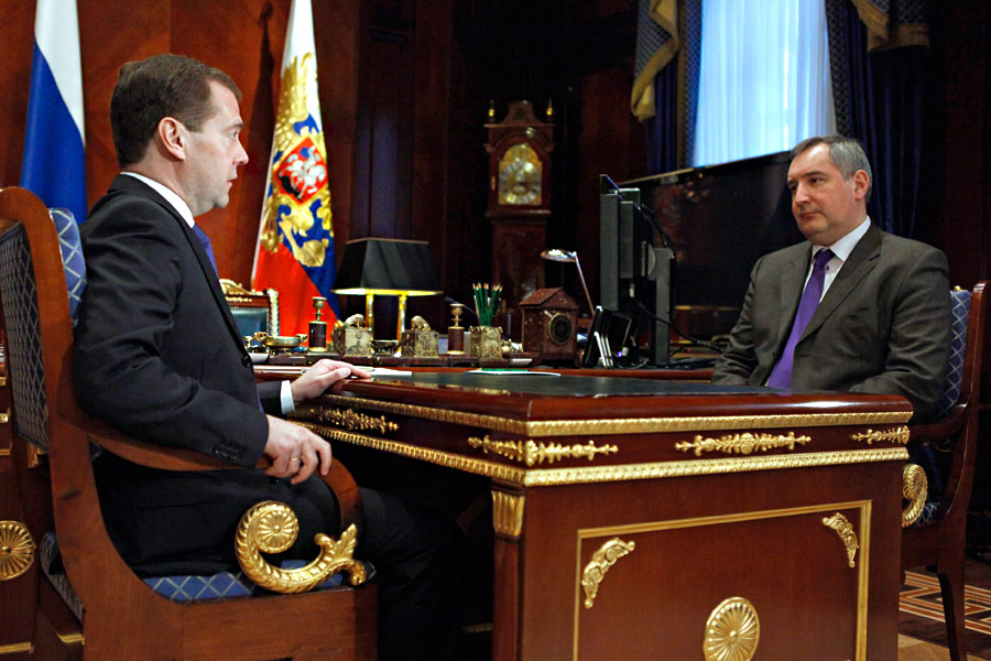 Президент России Дмитрий Медведев и постоянный представитель России при НАТО Дмитрий Рогозин (слева направо). © Дмитрий Астахов/ИТАР-ТАСС