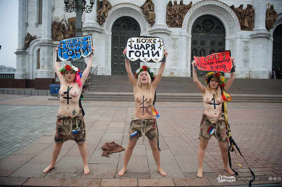 Акция FEMEN у Храма Христа Спасителя в Москве. © Антон Белицкий/Ridus.ru
