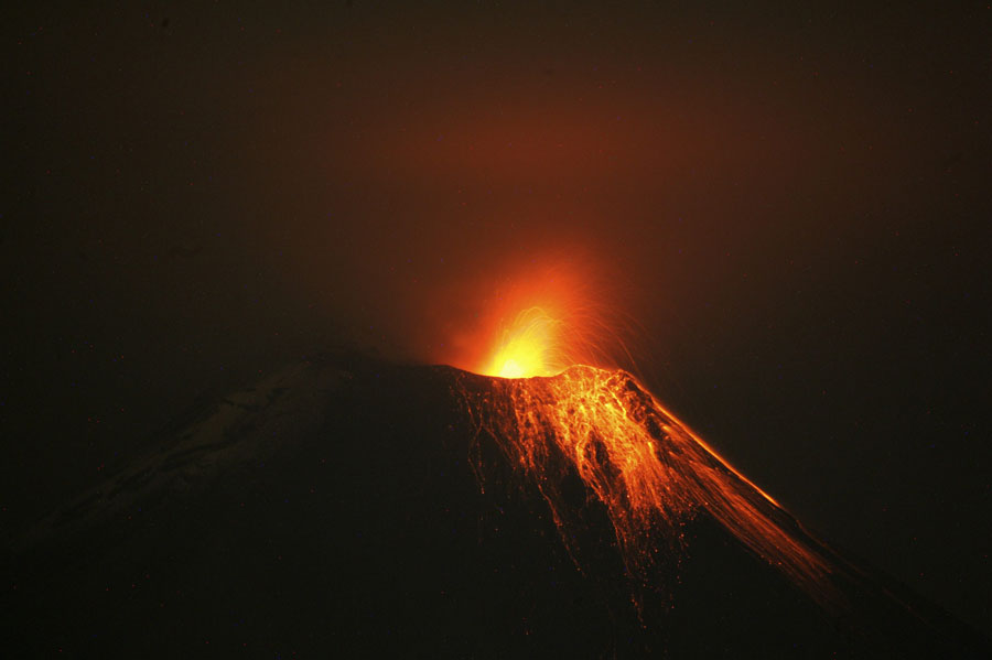 Вулкан Тунгурауа извергает потоки лавы и пепел. © Reuers