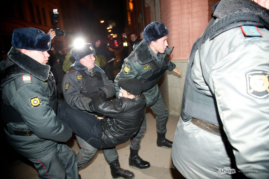 Задержание оппозиционеров во время акция «Захвати Старую площадь» в Москве 7 ноября 2011 года. © Антон Белицкий/Ridus.ru