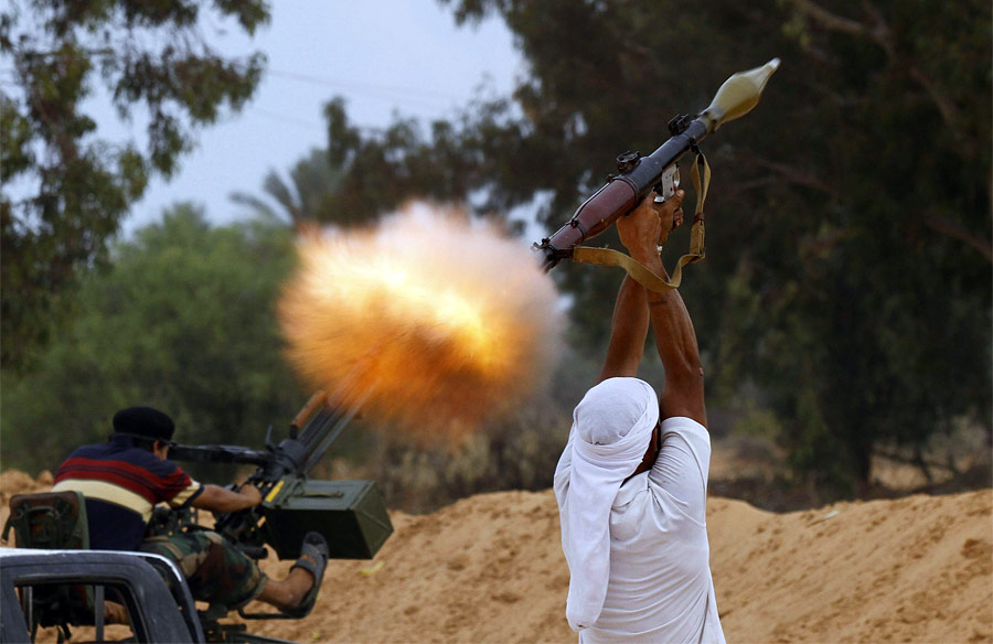 Ливийские повстанцы во время боя у Сирта. © Anis Mili/Reuters