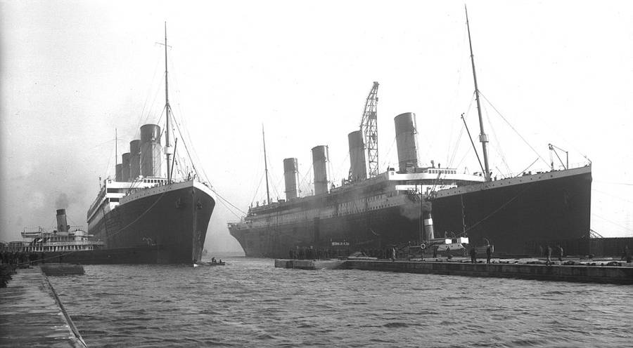 Олимпик (слева) и Титаник (справа) в доке в Белфасте