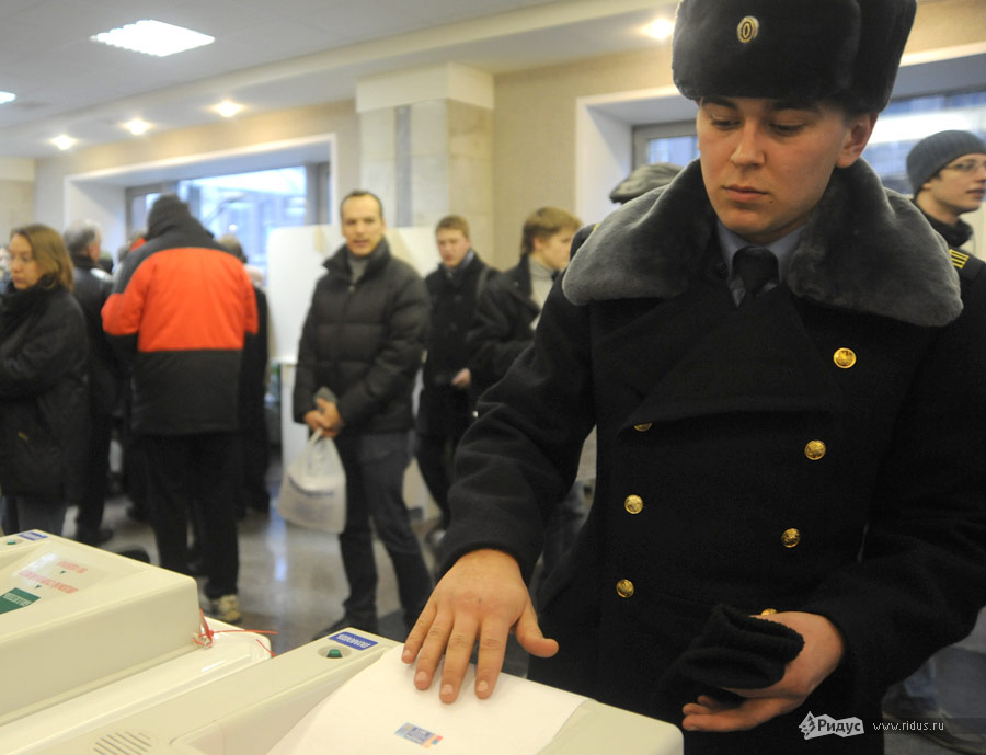 Президентский полк на избирательном участке. © Василий Максимов/Ridus.ru