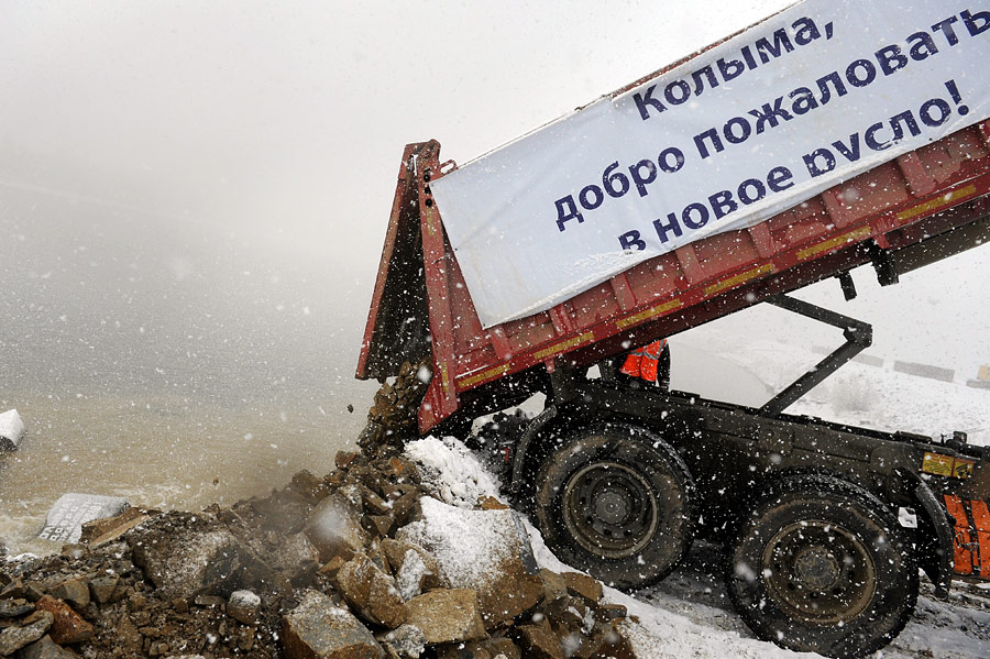 Самосвал засыпает камни в Колыму. © Валерий Шарифулин/ИТАР-ТАСС