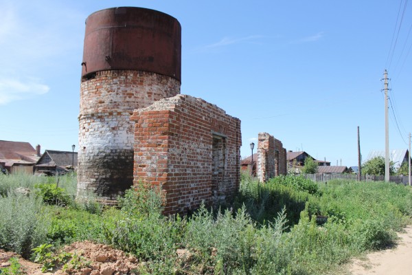 Остатки старой водонапорной башни.