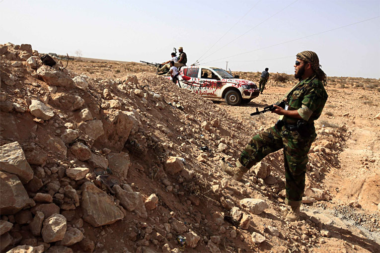 Ливийские повстанцы готовятся к штурму Бен Валида. © Reuters