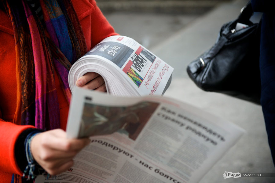 Раздача поддельного номера «Новой газеты». © Антон Белицкий/Ridus.ru