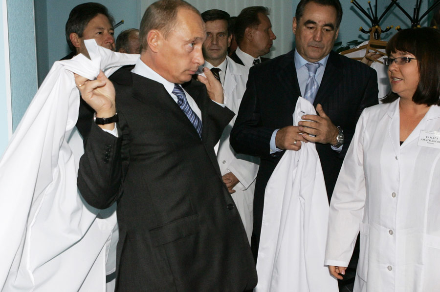 Владимир Путин во время посещения областной клинической больницы. Архивное фото. © Родионов Владимир/ИТАР-ТАСС 