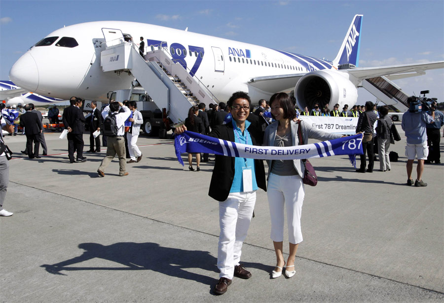 Пассажиры перед первым коммерческим полетом Boeing 787 Dreamliner в аэропорту Токио. © Issei Kato/Reuters