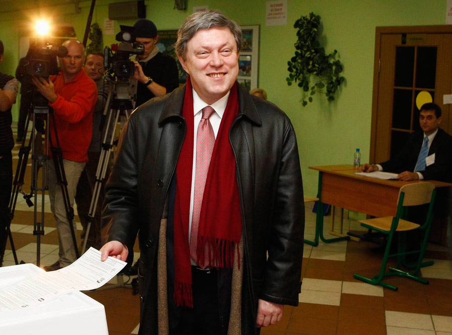 Григорий Явлинский, один из лидеров партии «Яблоко» на избирательном участке. © Mikhail Voskresensky/Reuters