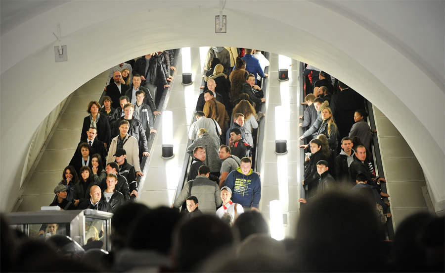 Много людей в метро. Час пик в метро в Москве. Эскалаторы Московского метро в часы пик. Люди в метро в час пик. Московское метро много людей.