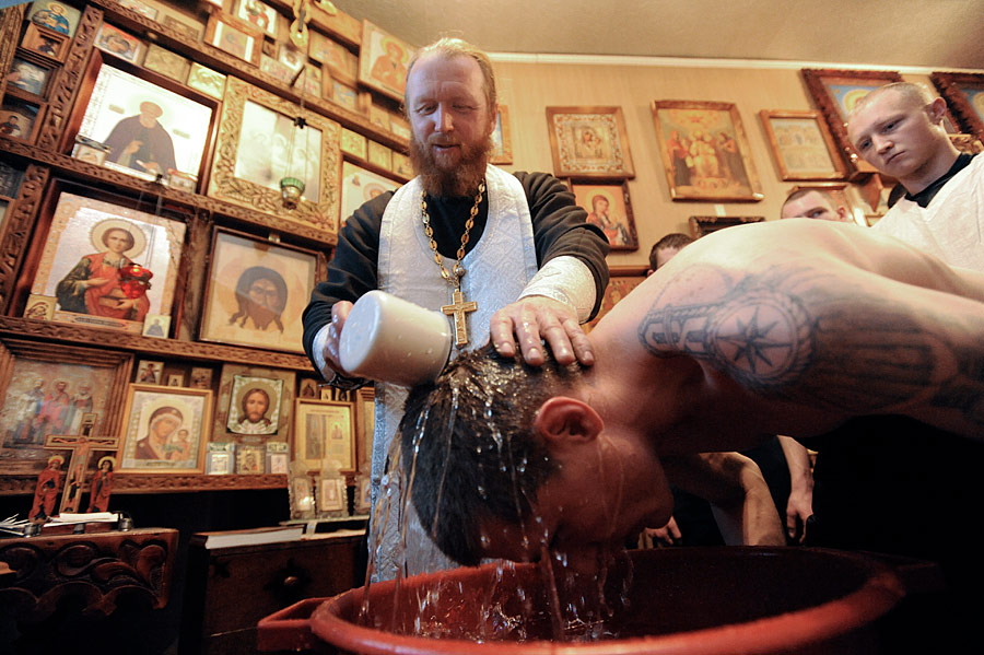 Обряд крещения заключенного в читинской исправительной колонии №5. © Денис Гуков/РИА Новости