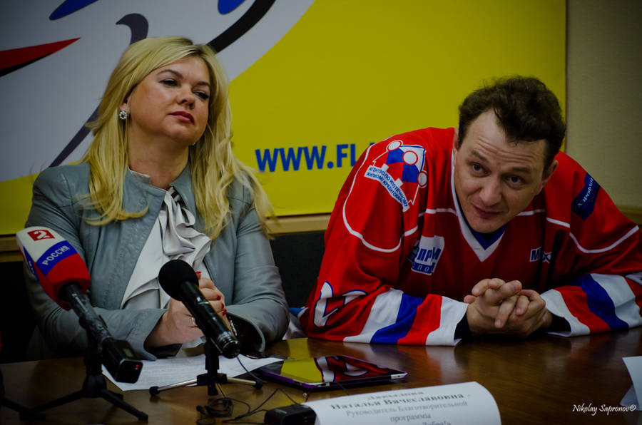 Марат Башаров, который, как оказалось, все детство занимался в хоккейном Спартаке прямо на пресс-конференции попросил у посла Словакии и по совместительству капитана сборной этой страны шенгенскую визу. Йозеф Мигаш не отказал.