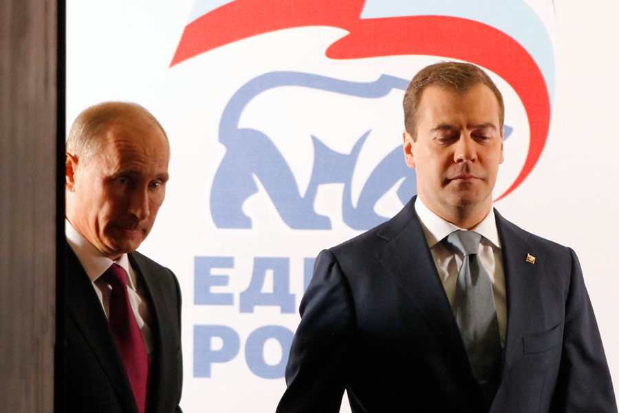 Дмитрий Медведев и Владимир Путин на втором дне съезда Единой России. © Denis Sinyakov/Reuters