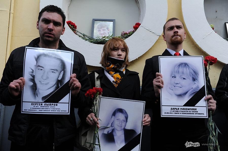 Людям раздавали плакаты с фотографиями погибших русских.
