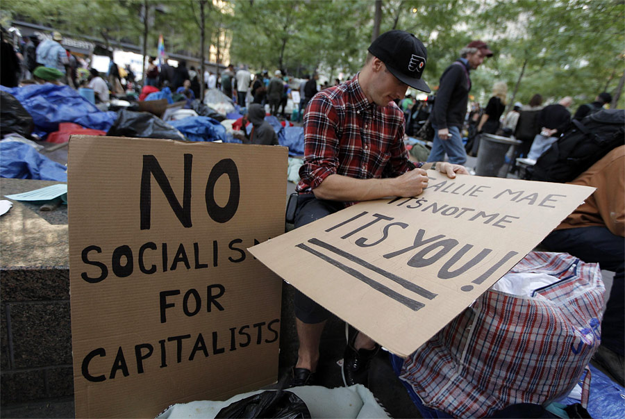Член движения «Occupy Wall Street» готовит плакаты в Нью-Йорке. © Lucas Jackson/Reuters