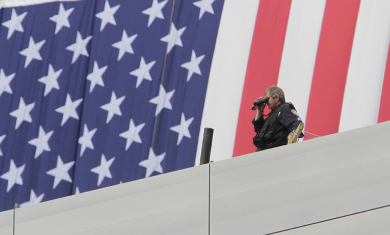 Траурные мероприятия в Нью-Йорке охраняют снайперы. © Reuters/Mary Altaffer