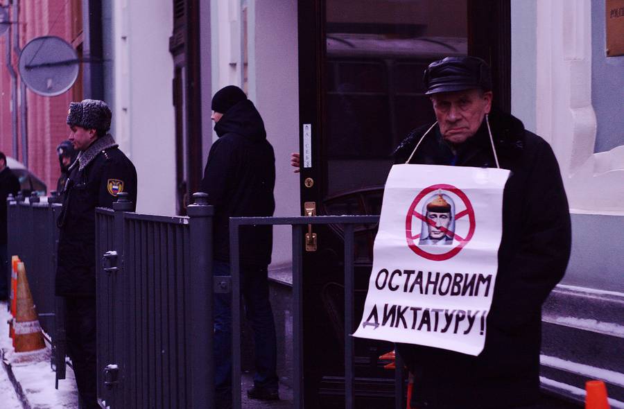 Одиночные пикеты у здания ЦИК © thaves.ru