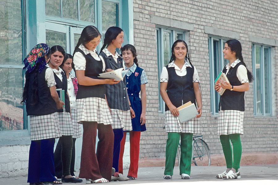 Узбекского школьник. Узбекская школа. Таджички в школе. Узбекская Школьная форма. Таджикская Школьная форма.