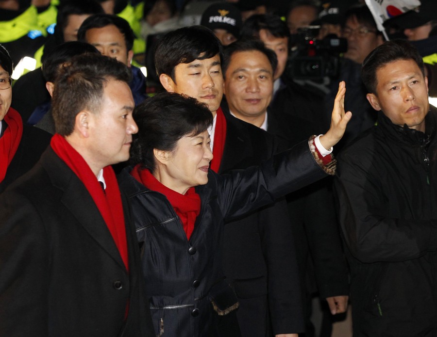 Первая женщина-президент Южной Кореи Пак Кын Хе приветствует избирателей © Reuters/Kim Hong-Ji
