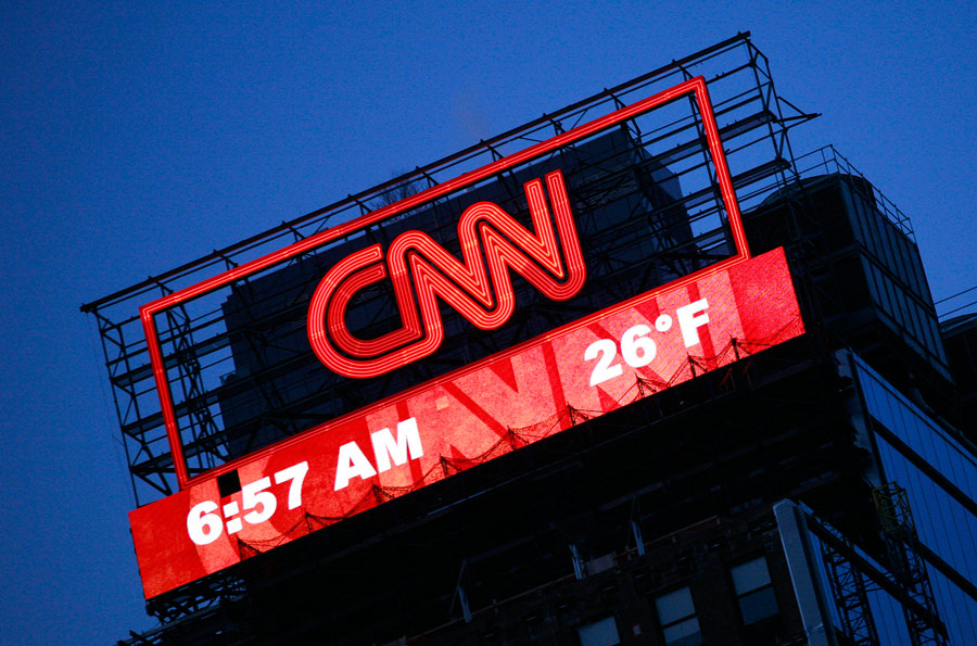 Реклама CNN на крыше здания в Нью-Йорке. © Mark Lennihan/AP Photo