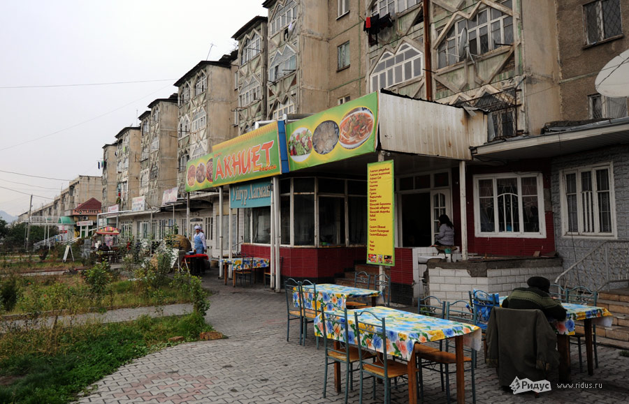 В таких унылых хрущевках, слегка стилизованных в «восточном стиле», живет большинство киргизского населения.