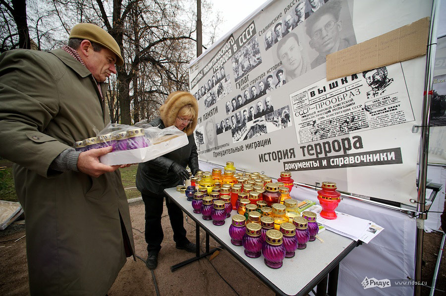 Акция «Возвращение имен» у Соловецкого камня в Москве. © Антон Белицкий/Ridus.ru