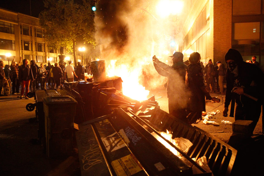Столкновения полиции и участников движения Occupy Wall Street в Окленде. © Stephen Lam/Reuters