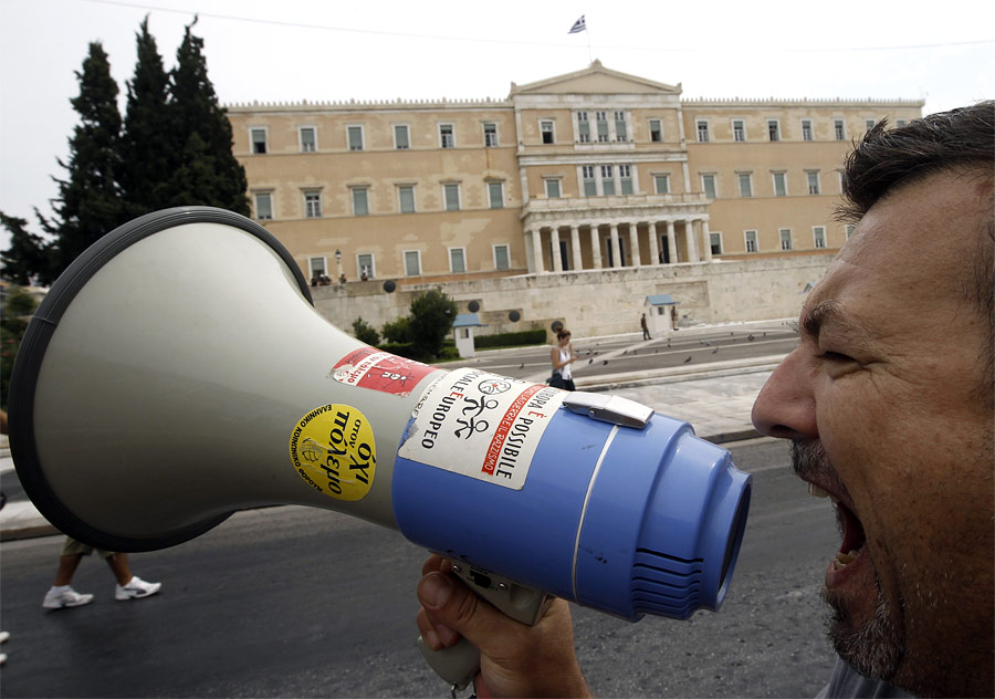 Финансовые проблемы Греции, из-за которых приходится урезать бюджет, вызвали множество митингов и забастовок. На фото: одна из акций у греческого парламента. © John Kolesidis/Reuters