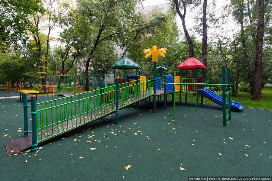 Это, наверное, единственная детская площадка для инвалидов в Москве. © Илья Варламов