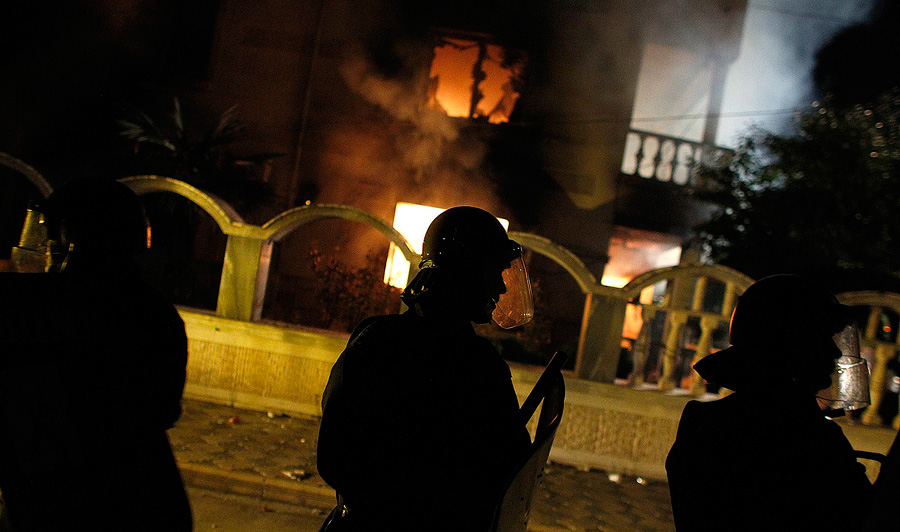 Болгарские полицейские на фоне горящего дома цыганского барона © REUTERS/Stoyan Nenov