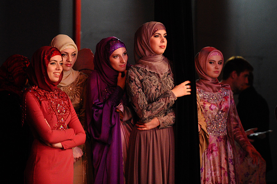 Как одеваться в грозном. Одежда в Чечне для женщин. Чеченская одежда для женщин. Чеченские женщины. Чеченская одежда для женщин Повседневная.
