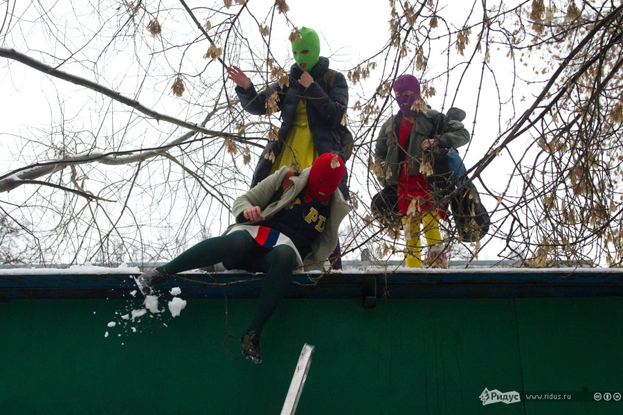 Акция группы Pussy Riot у спецприемника на Симферопольском бульваре. © Илья Варламов/Ridus.ru