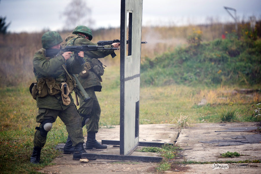 Огневая подготовка военных разведчиков. © Антон Белицкий/Ridus.ru