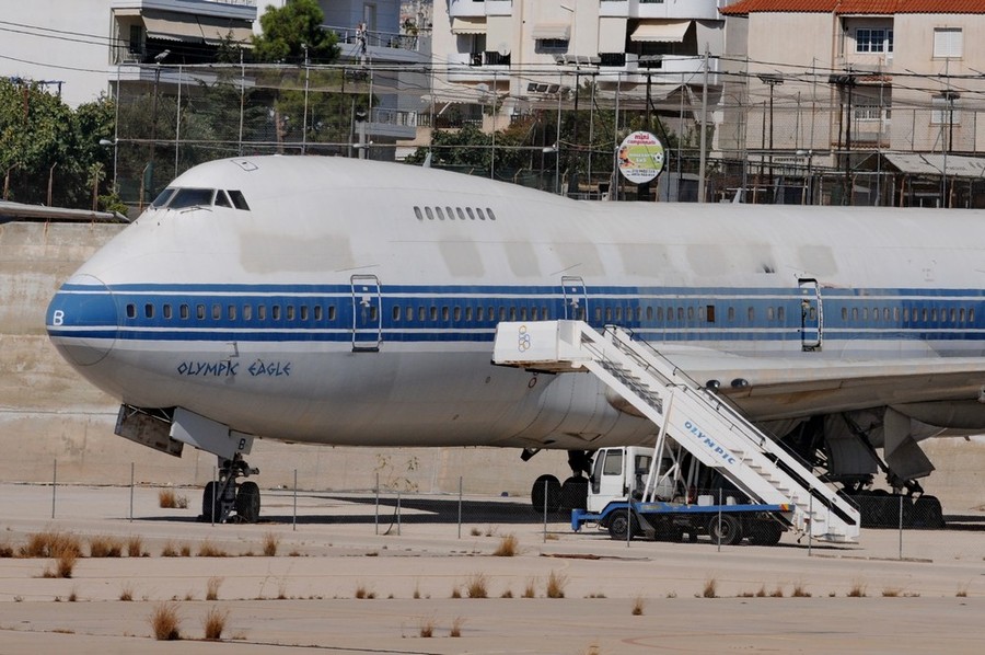 Боинг-747 авиакомпании Olympic в заброшенном аэропорту Хеллиникон в Афинах