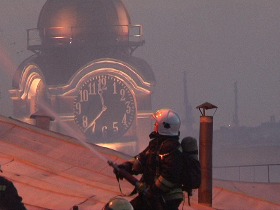 Боец пожарного расчёта со стволом на крыше технологического института. Фото: Семён Дымов | МЧС