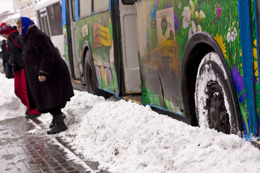Троллейбус забуксовал в снегу на остановке