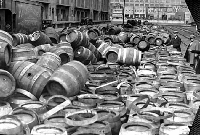 Пустые бочки перед здание бруклинской базы.