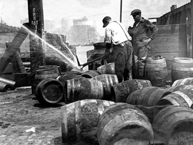 Проще всего было с бочками. Было достаточно просто пробить стену и содержимое вытекало на землю. С бутылками было все немного сложнее.