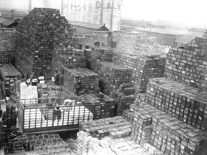 Склад во дворе пивоваренного завода после отмены "Сухого закона".