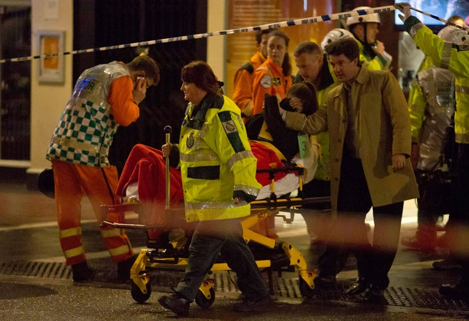 Люди получают медицинскую помощь возле театра "Аполло Виктория" на Шафтсбери-авеню после обрушения части балкона в центре Лондона.